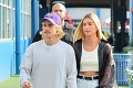 Manželia Bieberovci už neskrývajú tajný sobáš: Hailey nosí dôkaz na svojom tele