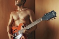 Tomáš Bezdeda záberom vyrazil všetkým dych: Horúca fotka IBA s gitarou