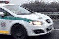 Policajti zastavili auto pri Lučenci až po naháňačke a streľbe: U šoféra bez vodičáku našli drogy