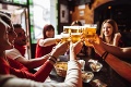 Odveká debata je vyriešná: Vedci zistili, prečo ženy znášajú alkohol horšie ako muži