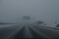 Situácia na slovenských cestách: Vodičom jazdu komplikuje hmla aj husté sneženie