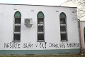 Pred mešitu v Brne niekto vysypal kosti, teraz to zašlo ďalej: Vyhrážka smrťou na stene