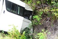 Tragická nehoda: Autobus sa zrútil do priekopy, desiatky ľudí zahynuli