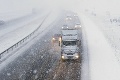 Husté sneženie a mrazy trápia aj Britániu: Stovky vodičov strávili noc uväznení v autách