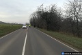 Predbiehací manéver vodiča pri Hlohovci skončil tragicky: Jeho auto zachytilo cyklistu († 39)