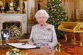 Uniklo, čo dostanú vo vianočnom balíčku zamestnanci kráľovskej rodiny: Alžbeta na jeden vyčlenila 7 eur