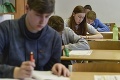 Francúzski poslanci sa nebabrú: Študentom v školách zakázali vec, bez ktorej už neprežije žiaden tínedžer