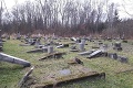 Cintorín v Námestove zničili vandali: Varovné slová sociológa! Prispeli k tomu konšpiračné weby či Kotlebovci?