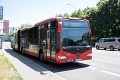 Dopravné peklo v Bratislave: Viaceré cesty sú upchaté, autobusy a trolejbusy meškajú 60 minút
