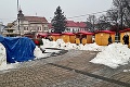 Veľkú novinku na vianočných trhoch v Brezne pokazilo počasie: Z atrakcie ostali len kopy snehu!