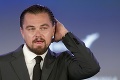 DiCaprio svoju frajerku neskrýva: Vášnivé bozky na pláži! Na sucho neostal ani chlpáč