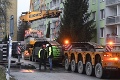Už je na mieste: Demolačný stroj dorazil k poškodenej bytovke v Prešove