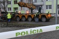 Už je na mieste: Demolačný stroj dorazil k poškodenej bytovke v Prešove