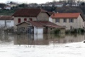 Zlé počasie vo Francúzsku si vyžiadalo tretiu obeť: Muža našli v potopenom aute