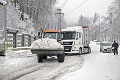 Husté sneženie zatvorilo horské priechody: Traktor zápasil s kamiónom