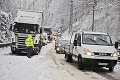 Husté sneženie zatvorilo horské priechody: Traktor zápasil s kamiónom