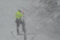 Elektrikári riešili výpadok prúdu na strednom Slovensku: Brodili sa kilometre v snehu a fujavici