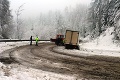 Vodiči, pozor! Horský priechod Vernár pre kamióny uzavreli, na ceste je sneh aj popadané stromy
