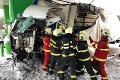 Hrozivá nehoda v Bratislave: Nákladiak vletel do čerpacej stanice, zrážka viacerých áut!