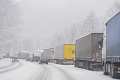 Husté sneženie komplikuje dopravu: Horské priechody Donovaly a Šturec sú uzavreté pre kamióny