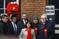 Voľby v Británii: Za Corbynom šla demonštrantka v chlpatom kostýme, Johnson bozkával psa