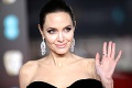 Angelina Jolie sa zmenila na nepoznanie: Zo sexi tmavovlásky kučeravá blondínka