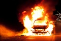 Maskovaní mladí ľudia podpálili desiatky áut: Útok prebiehal až v dvoch mestách