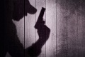 Horor v banke: Muž zadržal rukojemníkov, má byť vyzbrojený guľometom a granátom