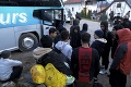 Z tábora v Bosne začali sťahovať stovky migrantov: Z toho, kam ich vezú, sú niektorí znechutení