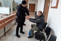 Rodinná dráma v okrese Trenčín: Mladík v amoku napadol rodičov aj mladšiu sestru