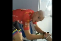 Video mladého cyklistu vháňa slzy do očí: Napriek ťažkej diagnóze trénuje v nemocnici