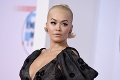 Rita Ora totálne arogantne porušila lockdown: Speváčku už bojkotuje rádio aj televízia