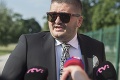 Svedka Petra Tótha na súd predvedie polícia, eskortujú naň aj Kočnera