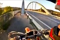 Mrazivý risk v Bytči: Motorkár - kaskadér zjazdil mostný oblúk