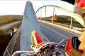 Mrazivý risk v Bytči: Motorkár - kaskadér zjazdil mostný oblúk