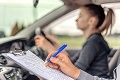 Mladí vodiči pozor: Pri porušení pravidiel na cestách vás čakajú preškolenia