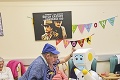 S obyvateľmi domova dôchodcov tancuje a hrá bingo: Robot Stevie zabáva seniorov
