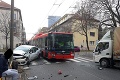 V Bratislave sa zrazil trolejbus s osobným a nákladným autom: Zranili sa traja ľudia