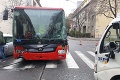 V Bratislave sa zrazil trolejbus s osobným a nákladným autom: Zranili sa traja ľudia