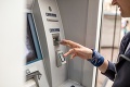Ak nájdete v bankomate zabudnuté peniaze, zbystrite pozornosť: Takto sa vyhnete trestnému stíhaniu