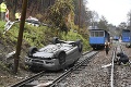 Prekliaty úsek, či nezodpovednosť vodičov? Auto sa prevrátilo na koľajnice detskej železnice v Košiciach