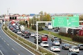 Nehody spomaľujú dopravu v Bratislave: Niekde sa vodiči zdržia aj polhodinu