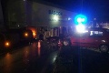 Hasiči zasahujú pri nehode v Dunajskej Strede, osobné auto vrazilo do návesu kamióna