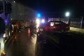 Hasiči zasahujú pri nehode v Dunajskej Strede, osobné auto vrazilo do návesu kamióna