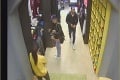Krádež v Trenčíne zachytila kamera: Polícia žiada o pomoc pri zistení totožnosti trojice páchateľov