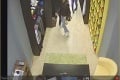 Krádež v Trenčíne zachytila kamera: Polícia žiada o pomoc pri zistení totožnosti trojice páchateľov