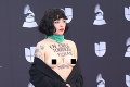 Pikantné odovzdávanie cien: Speváčka otrčila holé prsia, nápis na hrudi všetkých umlčal