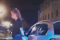 VIDEO zo šialeného vyčíňania mladej Trnavčanky na BMW: Ožratá vodička kopala do policajtov a pľula na nich