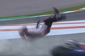 Desivé video z nehody v MotoGP: Motorka súpera knokautovala nič netušiaceho jazdca