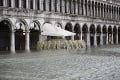 Benátky sú pod vodou: Starosta dal uzavrieť Námestie svätého Marka